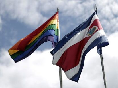La bandera de arcoiris izada al lado de la bandera costarricense.