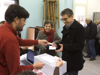 El candidato a las primarias del PSC Jordi Martí (d) acompañado de su madre (c) durante durante las elecciones primarias.