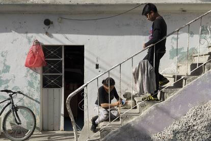 Jonathan, hijo de una víctima de feminicidio, con su prima en la casa familiar.