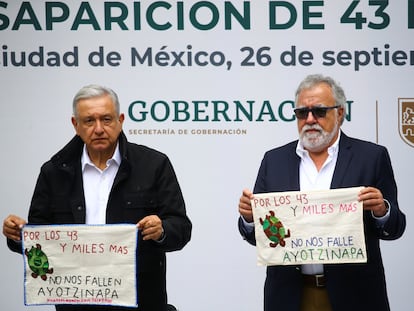 López Obrador y Alejando Encinas, durante la entrega de un reporte de la investigación sobre el caso de Ayotzinapa, en 2020.