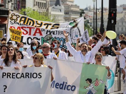 Manifestación de médicos especialistas por el centro de Madrid llegando hasta la sede de la Comunidad de Madrid, el primer día de huelga.