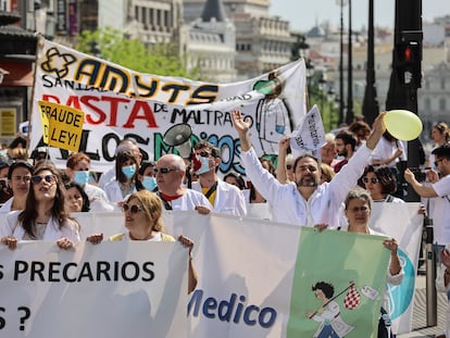 Manifestación de médicos especialistas por el centro de Madrid llegando hasta la sede de la Comunidad de Madrid, el primer día de huelga.