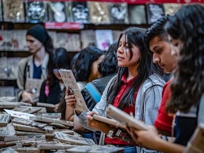 Jóvenes revisan libros en la Feria del Libro de Guadalajara, el 2 de diciembre de 2022.