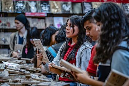 Jóvenes revisan libros en la Feria del Libro de Guadalajara, el 2 de diciembre de 2022.