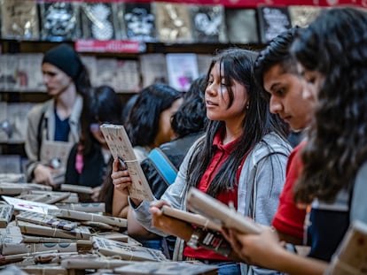 Jóvenes revisan libros en la Feria del Libro de Guadalajara, el 2 de diciembre de 2022.