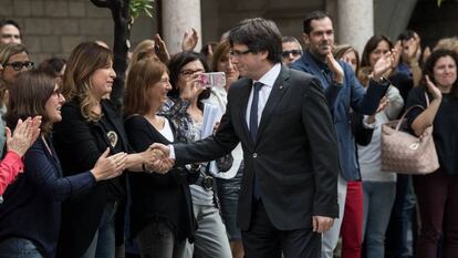 El presidente de la Generalitat Carles Puigdemont saluda a varios funcionarios al d&iacute;a siguiente de celebrar el refer&eacute;ndum.
