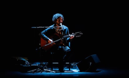 José González, durante el concierto en el Teatro Lara (Madrid).