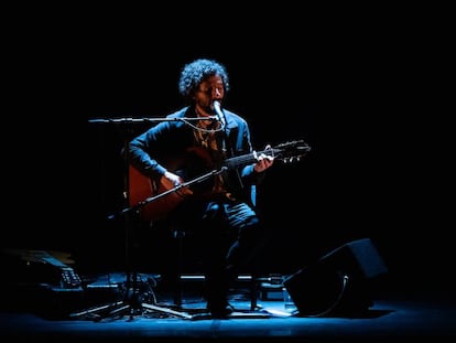 José González, durante el concierto en el Teatro Lara (Madrid).