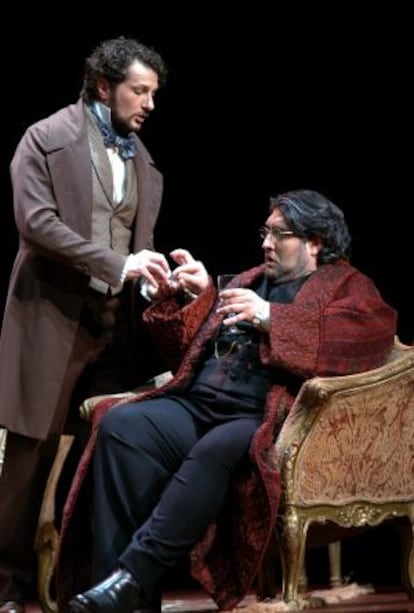 Nicola Alaimo (Don Pasquale), sentado, y Alessandro Luongo (Doctor Malatesta), en el Real.