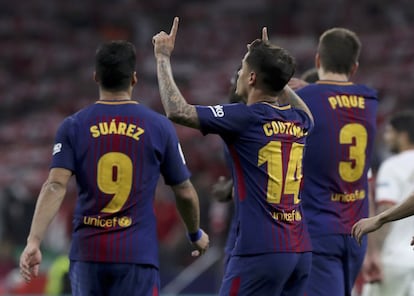Los jugadores del FC Barcelona, el centrocampista brasileño Philippe Coutinho (c), el delantero uruguayo Luis Suárez (i) y el defensa Gerard Piqué celebran el quinto gol del partido convertido por Philippe Coutinho.