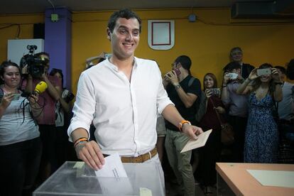 Albert Rivera vota a l'Hospitalet de Llobregat.