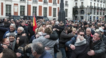 Los taxistas se abrazan antes del comienzo de la concentración de ayer en la Puerta del Sol.