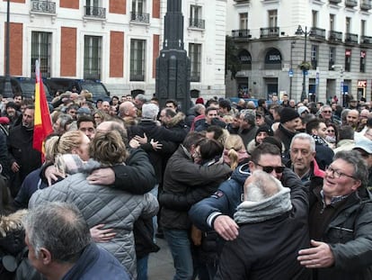 Los taxistas se abrazan antes del comienzo de la concentración de ayer en la Puerta del Sol.