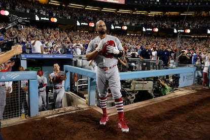 Albert Pujols es ovacionado en el estadio de los Dodgers después de haber conectado su jonrón 700.