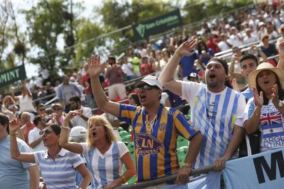 Aficionados argentinos animan en las gradas.