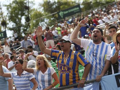 Aficionados argentinos animan en las gradas.