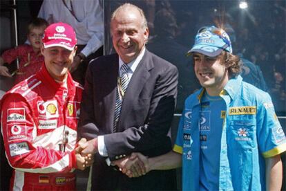 El Rey recibe la felicitación de Schumacher y Alonso, hoy en Montmeló.