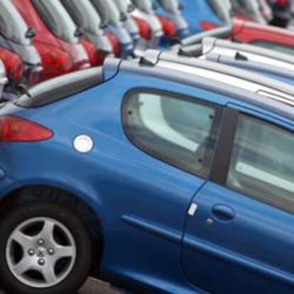 Campa de almacenamiento de coches de una planta automovilística.