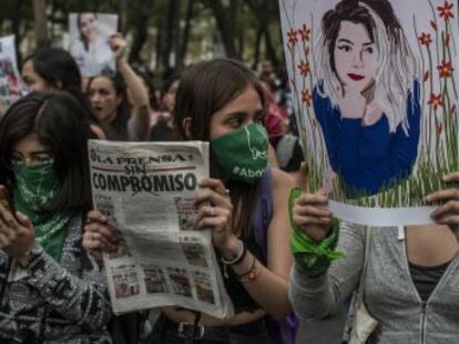La protesta feminista se concentra a las puertas del diario que publicó las fotos más escabrosas del crimen contra Ingrid Escamilla