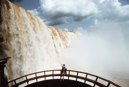 La Garganta del Diablo es el mayor de los 250 saltos de agua, repartidos a lo largo de 2,5 kilómetros, que existen en las cataratas de Iguazú, en la frontera entre Argentina y Brasil. Un sumidero de 70 metros de altura por el que se desbordan 42 millones de litros de agua por segundo en medio de un estruendo atronador.