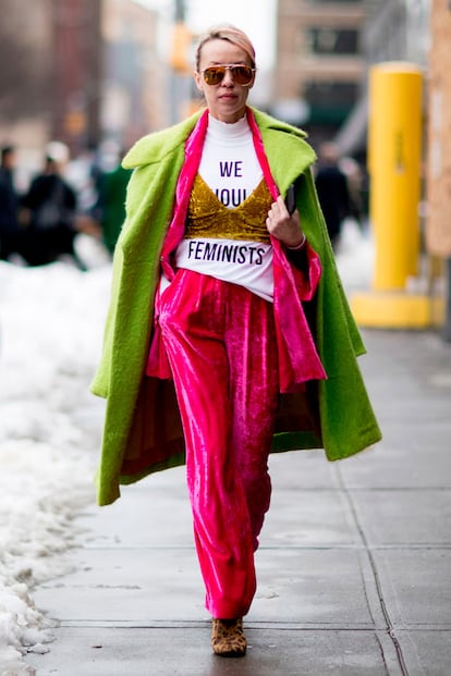 "Todos deberíamos ser feministas", el mismo mensaje que Maria-Grazia Chiuri ideó para Dior y que esta chica hace suyo creando su propia camiseta.