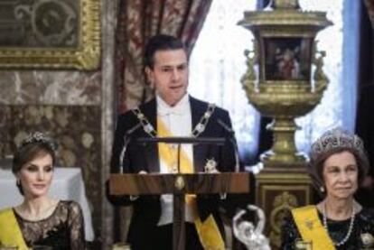 GRA290. MADRID, 09/06/2014.- Discurso del presidente de M&eacute;xico, Enrique Pe&ntilde;a Nieto, durante la cena de gala ofrecida por los reyes de Espa&ntilde;a al mandatario mexicano esta noche en el Palacio Real, en Madrid. EFE/Emilio Naranjo ***POOL***