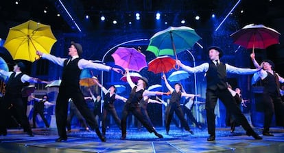 Un momento del musical del West End 'Cantando bajo la lluvia'.