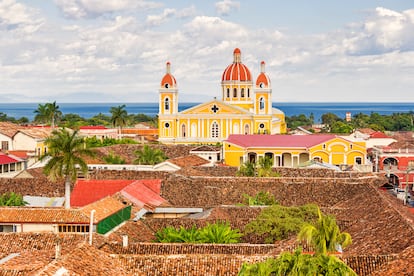 Nicaragua: un eclipse en lo alto de un volcán. Nicaragua no es uno de los destinos más turísticos de Centroamérica, y puede haber llegado el momento de visitar un país bellísimo, económico y con una gran oferta de surf, sol, pueblos coloniales, selvas tropicales e islas perdidas. El 8 de abril del 2024 se podrá ver un eclipse total de sol en gran parte de Centroamérica y Norteamérica. ¿Por qué no ver el espectáculo desde la cima de un volcán nicaragüense? Ya de paso, se puede completar la experiencia paseando por las calles adoquinadas de Granada (en la foto), coronando los volcanes gemelos de la isla de Ometepe, visitando pueblos surfistas de la costa del Pacifico o conectando con la naturaleza en una de las 78 reservas naturales del país.
Nicaragua está recuperándose tras una época dura de disturbios civiles y desastres naturales que marcaron el descenso del turismo. Sus gentes, cálidas y acogedoras, con muchas ganas de recibir de nuevo al turista, serán el verdadero motor que dará un vuelco a todo en 2024.