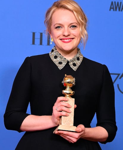 Elisabeth Moss con el Globo de Oro por su papel en ‘El cuento de la criada’.