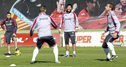 Valverde observa el trabajo de Pereira, Parejo y Soldado.