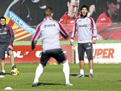 Valverde observa el trabajo de Pereira, Parejo y Soldado.