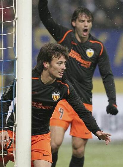 Silva y Morientes celebran el tanto del Valencia