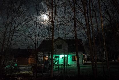 Una casa iluminada de verde como refugio seguro, en Pogorcelze (Polonia), este sábado.