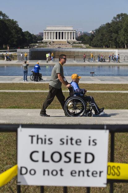 Numerosos veteranos junto con veinte miembros del Congreso visitan el Memorial de la Segunda Guerra Mundial, al que se les permitió el acceso a pesar de que se encuentra cerrado durante la segunda jornada del cierre parcial de la Administración federal de Estados Unidos, en Washington, 2 de octubre de 2013.