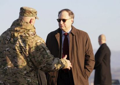 Alexander Vershbow conversa con un oficial durante unas maniobras del Ejército georgiano en la base militar de Vaziani, el pasado viernes.