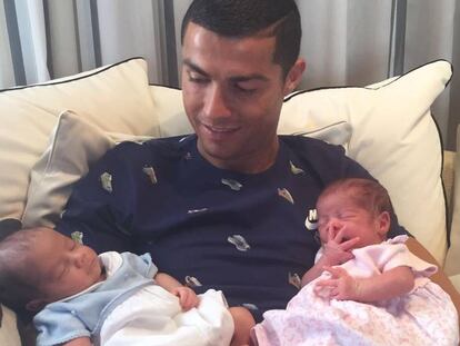 Cristiano Ronaldo, con sus dos hijos, en la foto publicada en su cuenta de Instagram.