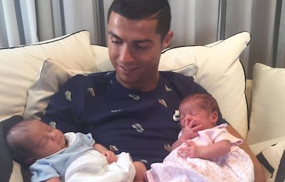 Cristiano Ronaldo, con sus dos hijos, en la foto publicada en su cuenta de Instagram.
