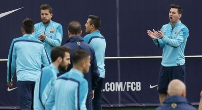 Messi aplaude en el entrenamiento de ayer.