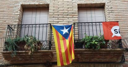 Dues banderes independentistes, en un balcó de la Vilella Alta.