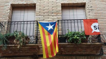 Dos banderas independentistas, en un balcón de La Vilella Alta.