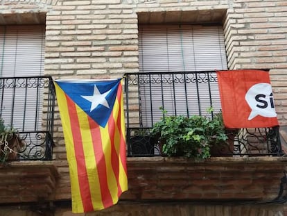 Dues banderes independentistes, en un balcó de la Vilella Alta.