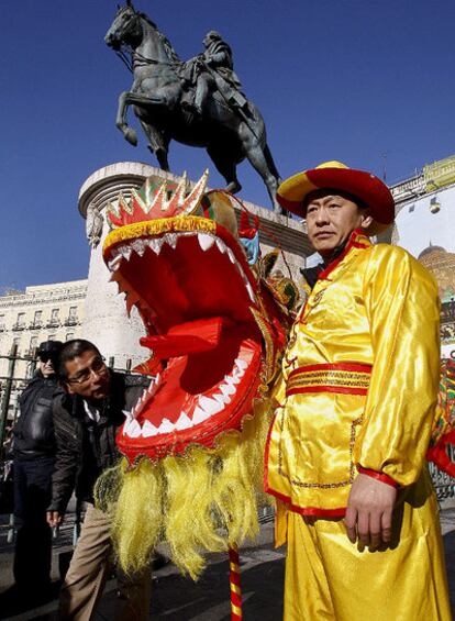 La puerta del Sol ha sido el punto de partida de la tradicional cabalgata. En China, la festividad del año nuevo (también llamado Festival de la Primavera) se celebra desde hace más de 4.000 años, aunque hace apenas unas décadas que ha llegado a Occidente. En la imagen, uno de los participantes espera a la salida de la comitiva.