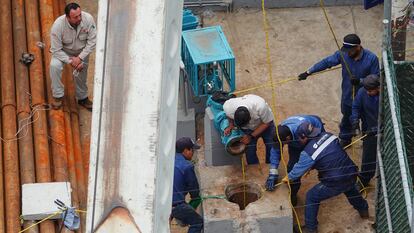 Trabajadores realizan labores de limpieza en el Pozo Alfonso XIII, un punto de contaminación del agua potable de la alcaldía Benito Juárez, el 11 de abril.