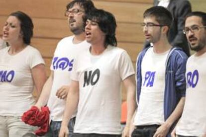 Un grupo de jóvenes muestran camisetas alusivas al paro juvenil. EFE/Archivo