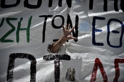 Un manifestante griego durante una manifestación en junio de 2011 contra las medidas de austeridad