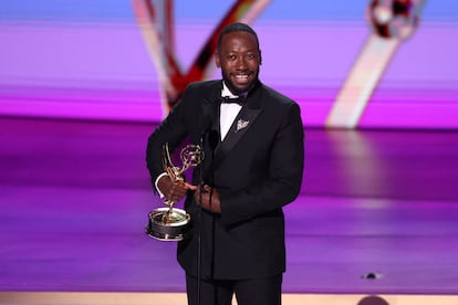 Lamorne Morris recibe su Emmy en la entrega 76 de la premiación