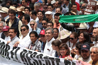 Cuauhtémoc Cárdenas, fundador del Partido de la Revolución Democrática e hijo del presidente que expropió la industria petrolera, encabeza la manifestación de este domingo en la Ciudad de México.