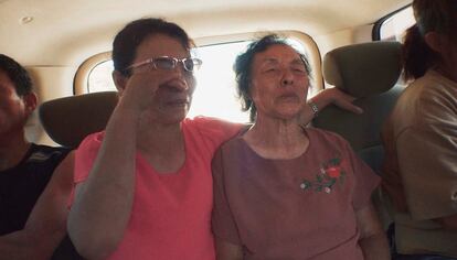 La abuela y el padre de las niñas, en el coche durante su ruta hacia Tailandia, en una imagen del documental.