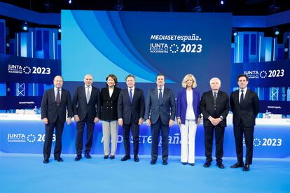 Junta General de Accionistas 2023 de Mediaset España. De izquierda a derecha: Javier Díez de Polanco, Massimo Musolino, Consuelo Crespo, Alessandro Salem, Borja Prado, Cristina Garmendia, Paolo Vasile y Mario Rodríguez.