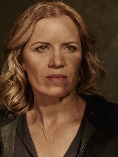 Kim Dickens (Huntsville, 1965) não tinha entre seus objetivos protagonizar uma série de ficção científica ou de terror, gêneros que lhe parecem “esmagadores”. Em seu currículo há trabalhos como Deadwood, Treme, Friday Night Lights e House of Cards. Mas a história familiar e o drama que Fear The Walking Dead ofereciam a seduziram assim que ela leu o roteiro. Dickens interpreta Madison Clark, mãe de família viúva (dois filhos, Nick e Alicia) que refez sua vida junto com Travis Manawa (que tem outro filho). “Ela é muito corajosa, feminina e forte. É divertido interpretar tudo isso”, diz durante uma pausa da gravação em Vancouver. <p>A atriz admite não ter acompanhado a série original, The Walking Dead: “Vi partes, achava alucinante, mas me deram o papel e parei, porque não queria saber, pelo meu personagem, que aspecto teria o apocalipse. Mas minha mãe depois disso virou fã, e não é de forma alguma o gênero favorito dela, mas assim que me deram o papel ela ficou viciada em The Walking Dead”. <p>Qual é o principal medo da sua personagem? “Madison tem medo de perder seus filhos, perder sua família, perder Travis”, diz a atriz, cortante. E como a própria Dickens se comportaria em tal situação? Certa vez, Andrew Lincoln disse ao EL PAÍS que não aguentaria nem um dia, que não é capaz nem de cuidar das plantas no seu jardim. A atriz ri ao escutar isso e dá sua visão: “Acredito que ficaria bem durante um dia. Tenho a mente lúcida e sou bastante centrada, e cuido da minha casa e da minha família. Estou preparada para as coisas, mas não faço nem ideia de como iria me virar. Tentaria ser forte. Talvez Andrew na verdade se vire melhor”. <p>Tem medo da pressão de ser uma série cuja origem é uma das ficções mais vistas dos últimos anos? “Há uma enorme base de fãs da série original, e eles são apaixonados e leais demais. Não sei, talvez tenham expectativas a nosso respeito. Sei que seremos uma série diferente, única, mas, dito isto, continuamos no mesmo universo, e acredito que o que queremos é dar 120% de nós em fazer o melhor possível, esperamos fazer bem para os fãs, mas tudo o que podemos fazer é uma série honesta e verossímil”.